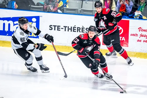 Antonin Verreault en possession du disque se faisant poursuivre par Vincent Desjardins.