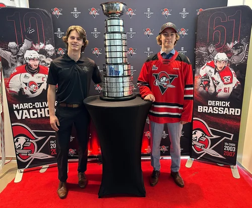 Les frères Dumont avec le trophée Gilles-Courteau