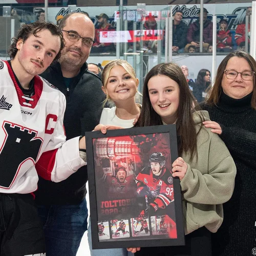 Justin Côté qui reçoit une peinture avant le début de la rencontre&nbsp;