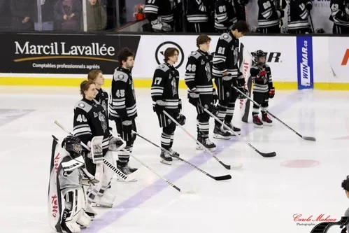 Les Olympiques survivent devant leurs partisans