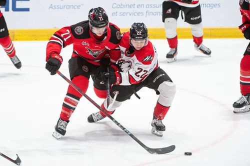 Antonin Verreault utilise toute son corp pour soutirer la rondelle à Matteo Rotondi.