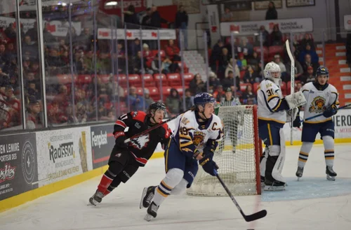 Nathan Langlois&nbsp;à la poursuite du capitaine des Cataractes Jordan Tourigny sous l’œil attentif d’Owen Bresson.