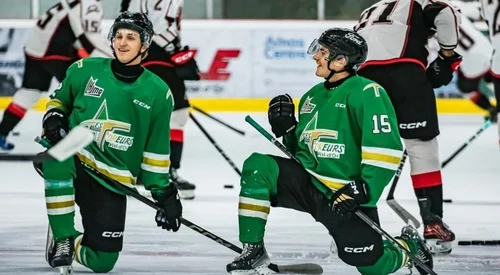 Mathias Bourque qui discute avec Hemrick Carbonneau sont coéquipier avec les Foreurs de Val-d'Or&nbsp;