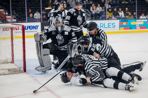 Justin Blais et Eliot Ogonowski pénalité